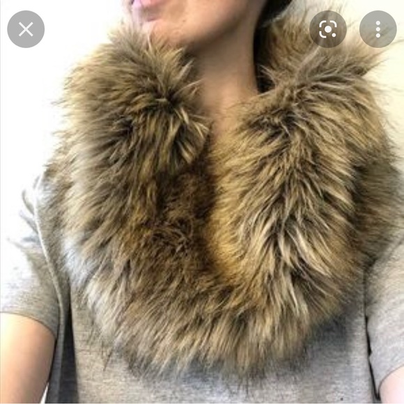 Danier chunky Faux Fur Warm Neck Scarf Hood Size OS - Picture 8 of 8